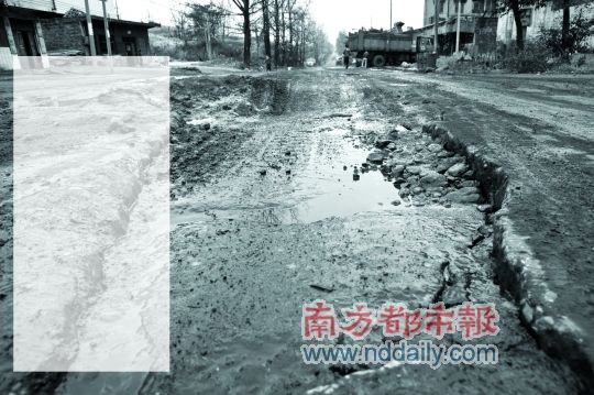 广东最烂公路59公里仅1公里好路 穷得买不起扫帚