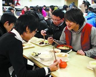 东方海外大厦开设的食堂为周边白领解决了吃饭问题.