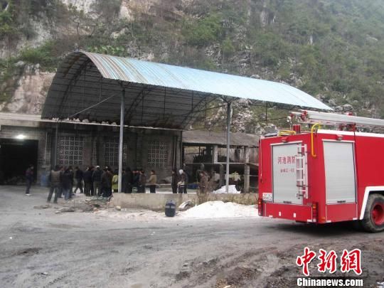专家和应急工作人员正在新发现的疑似污染源进行会商处置。 蒙鸣明 摄 广西龙江镉浓度下降 专家称不影响粤港澳水源