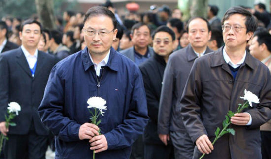 “问题官员”的复出 “问题官员”的复出:轰隆隆问责 静悄悄上岗