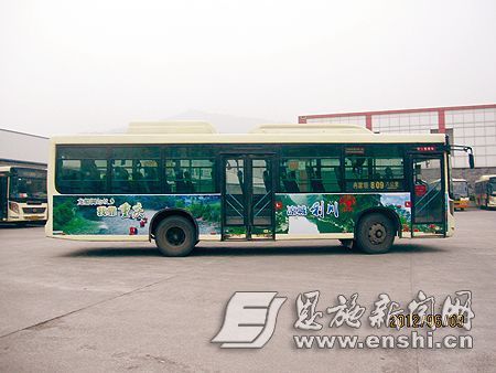 “我靠重庆”公交车广告。 湖北利川广告语“我靠重庆”惹争议(图)