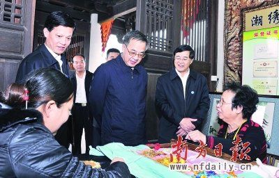 21日,胡春华在潮州广济桥潮绣展示厅内,了解非物质文化遗产潮绣制作。王辉 罗文清 摄 胡春华:建设汕潮揭城市群 打造粤东经济增长极