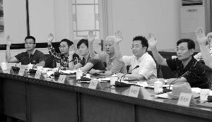 第一届城治委的公众委员们正在举手表决 现代快报记者 赵杰 摄 南京公众委员上岗 季建业称治城市病要中西结合