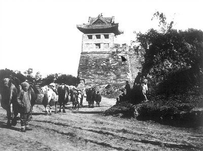 上世纪二三十年代,瑞典人喜仁龙著的《北京的城墙与城门》一书中,描绘了当时北京外城东南角楼的模样。资料图片 北京将复建左安门角楼 部分城墙原址修复(图)