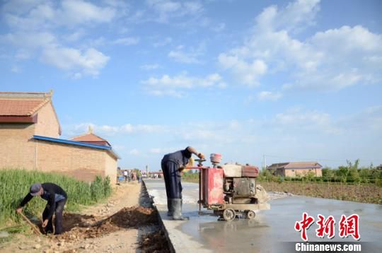 <p> 甘肃规划,2018年实现全省所有建制村通沥青水泥路、通班车。图为甘肃庆阳市合水县境内大规模的农村公路建设现场。 冯志军 摄</p> 甘肃大规模畅通偏远村道 冀解贫困“难言之隐”(图)