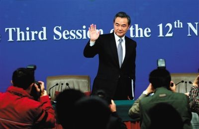 昨日,十二届全国人大三次会议举行中外记者会,外交部部长王毅出席,就中国的外交政策和对外关系等问题回答中外记者提问。新京报记者 陈杰 摄 王毅:南海造岛不是跑别人家搞违建
