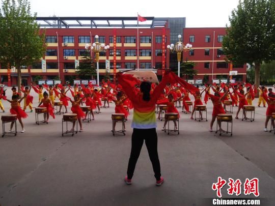 正定县子龙小学学生正在进行腰鼓表演。 石家庄多举措助力创建全国文明城市 成果惠及百姓民生