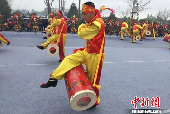 图为开工仪式上太平鼓表演。 甘肃榆中50亿打造西北特色度假区 促全域旅游发展