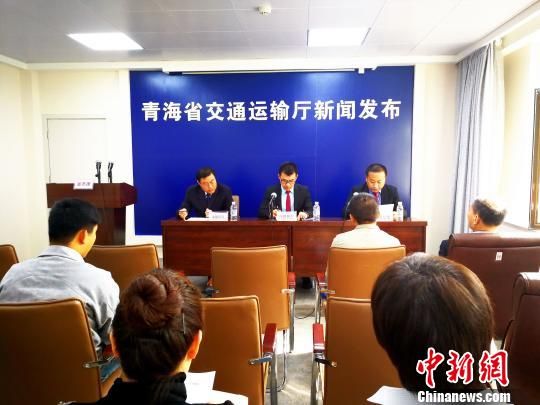 青海省交通运输厅召开新闻发布会,通报称该省将建设连接甘肃、青海、四川三省区的重要部分通道国道215线涩北至察尔汗公路。 青海将建甘青川重要通道之涩北至察尔汗公路