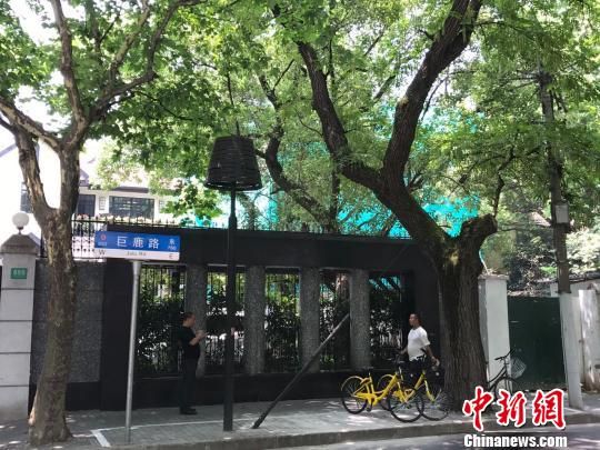 据此前曝光的信息,巨鹿路888号内原本砖木结构的房屋已基本不见踪影,取而代之的是钢筋混凝土的现代风格建筑。 上海历史建筑被业主擅自拆除 住建委零容忍
