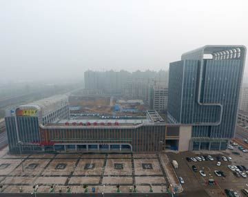 3月30日,鹤壁交通客运枢纽候车大厅里几乎没有乘客。 河南高铁超前规划 还是只为面子工程