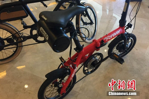 会场展示的助力自行车。 共享单车市场方兴未艾 助力自行车要来了