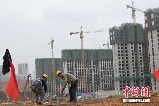 资料图:民工在一建筑工地作业。 城镇化变“造城” 楼市库存拖累中西部县域经济