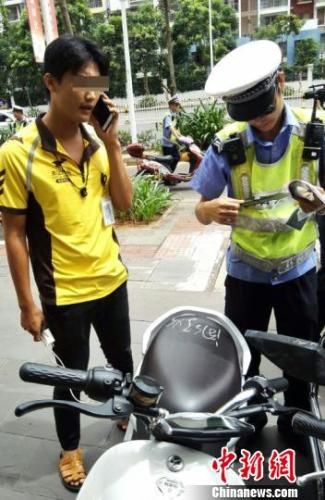 海口市公安局交通警察支队决定从6月20日起在全市开展常态化的电动自行车交通乱象集中整治行动。 海口整治电动自行车交通乱象 1天查扣742辆电动车