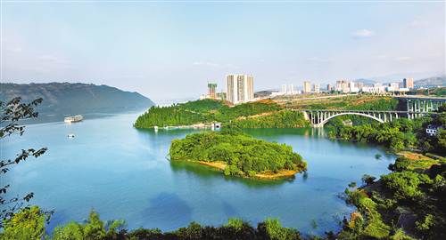 地处三峡库区的丰都县城,高峡平湖,美不胜收。根据规划,未来五年,丰都将围绕“一江两岸多组团”空间布局,加快建设滨江旅游城市。(重庆日报资料图片)通讯员高志相 摄 丰都县:“一心两极三带”推动“绿色崛起”