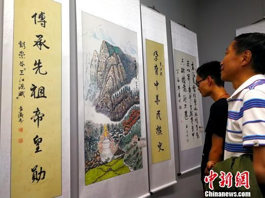 图为民众参观青海美术馆推出的“夏夜美术馆”部分展览。张添福 摄 青海推“夏夜美术馆”:纳凉兼修心
