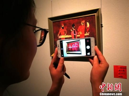 图为青海美术馆之“夏夜美术馆”上的漆画作品。张添福 摄 青海推“夏夜美术馆”:纳凉兼修心
