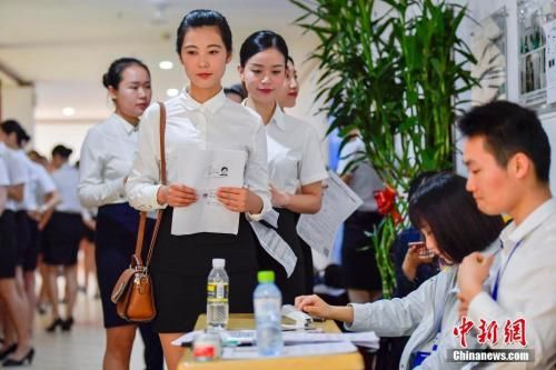 资料图:正在参加校园招聘的大学生。 上半年中国经济数据公布