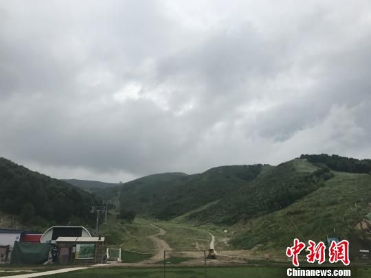 图为崇礼区云顶滑雪公园正在建设的赛道。张帆 摄 张家口33个冬奥保障项目年内开工建设