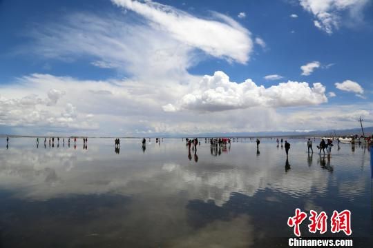 图为茶卡盐湖景区。 罗云鹏 摄 中国版“天空之镜”2017年游客接待量破百万
