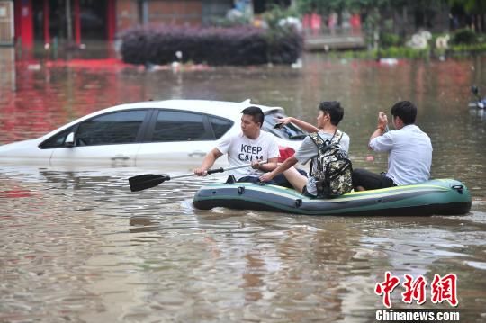 图为2017年7月20日昆明市区因暴雨被淹后市民乘坐皮划艇转移。 刘冉阳 摄 云南加速建设“海绵城市”2030年可告别“城市看海”