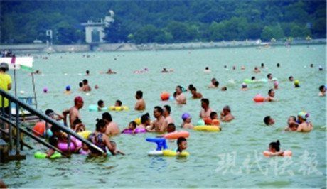 市民在云龙湖游泳 江苏徐州:云龙湖畔的绿色市井