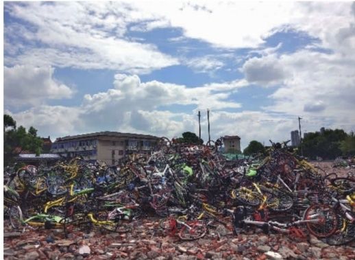 8月24日,长沙市新河路一拆迁区域上,堆了上千辆共享单车。记者潘显璇 摄 长沙:上千违停共享单车被“弃”拆迁地