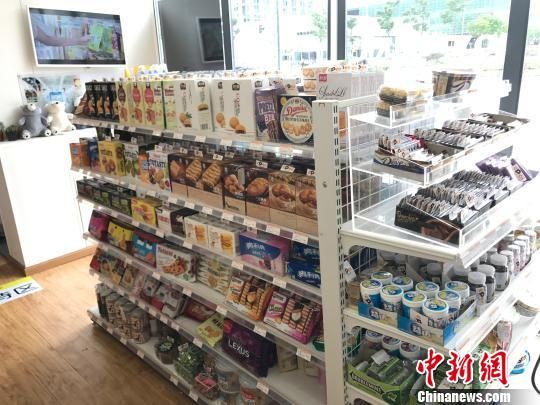图为无人超市。 岳依桐 摄 “无人超市”登陆成都引热议 市民褒贬不一(图)