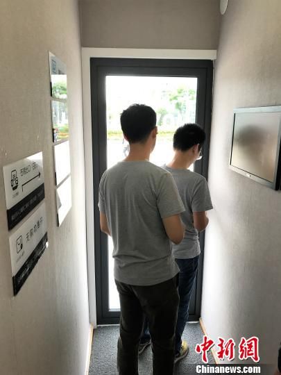 图为顾客正在等待支付。 岳依桐 摄 “无人超市”登陆成都引热议 市民褒贬不一(图)