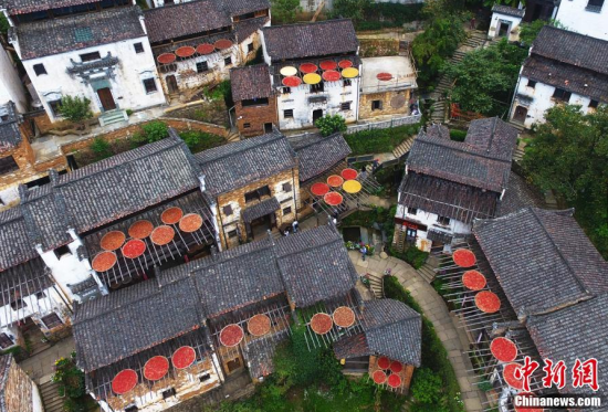 “晒秋”农俗特色景观 航拍“中国最美乡村”婺源篁岭“晒秋”