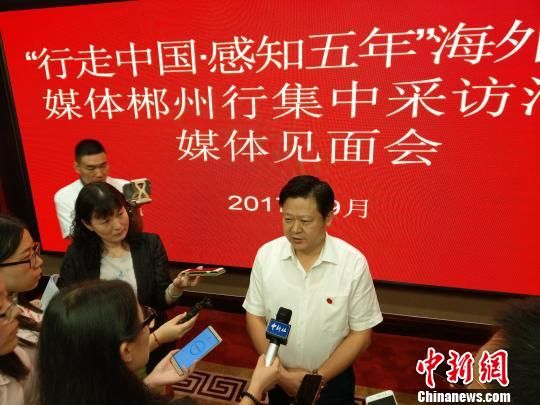 湖南郴州市委副书记、市长刘志仁接受媒体专访。 杨华锋 摄 湖南郴州市长:用最优的营商环境拥抱海内外客商