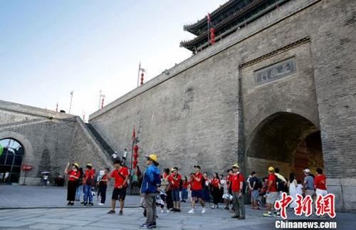 资料图:青年学生参观西安城墙。 江星 摄 中国明清城墙“申遗”路:珍贵遗产如何保护?
