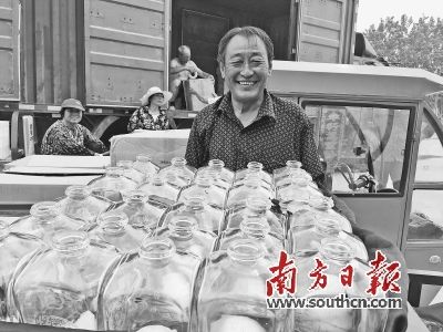 套瓶早酥梨丰收,江苏盐城大丰区恒北村的村民露出开心的笑容。受访者供图 江苏传统农业如何变身“香饽饽”?