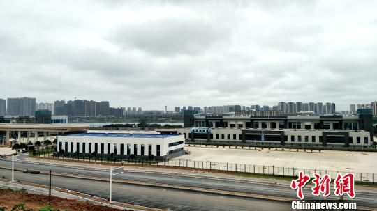 重化工企业退出后,清水塘新建起保税仓库。 徐志雄 摄 株洲市委书记“三老三新”话中国老工业基地之蝶变