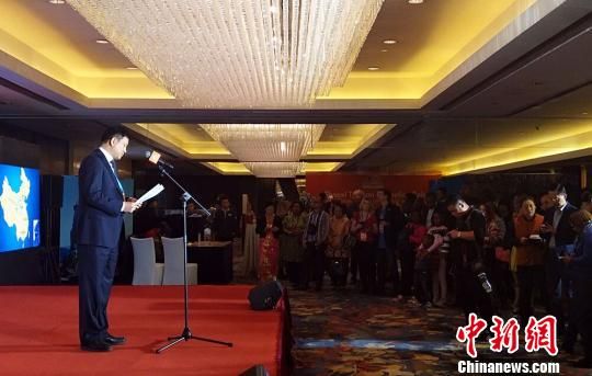 山西省旅发委副主任王琳在“山西省旅游发展委员会北京外国人聚集地精准营销推介会”上如数家珍地介绍了该省丰富多彩的历史文化旅游资源。 刘小红 摄 煤省山西旅游发展路上的“国际目光”