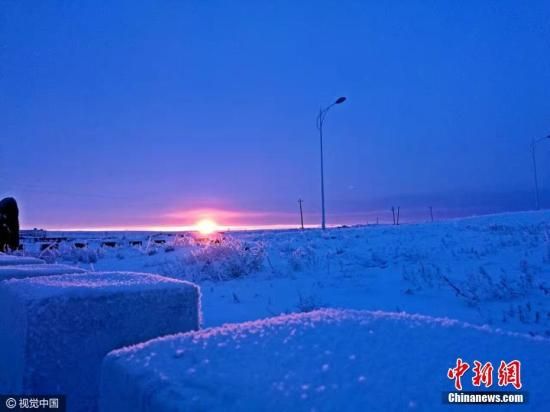 10月27日,雪后的内蒙古呼伦贝尔地区迎来晴好天气,塞外北疆银装素裹,美轮美奂,美如仙境。 呼伦贝尔迎“冬游大考”:一路向北 寻找最美的冬天