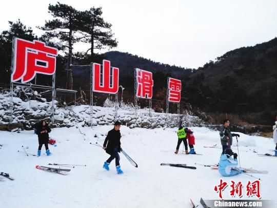1月13日,游客在海拔1200多米的庐山滑雪场嬉戏。中新社记者王剑摄 江西冰雪经济“升温”:“冷”资源变“热”经济(图)