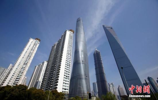 图为浦东陆家嘴高楼林立,成为中外客商投资的黄金宝地。 汤彦俊 摄 上海浦东向GDP“万亿俱乐部”发起“冲击”