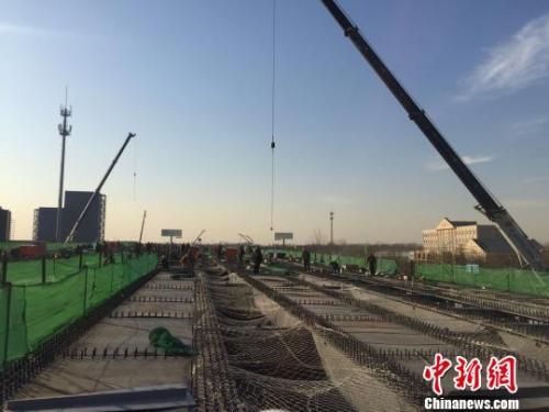 资料图:京秦高速潮白河特大桥正在收尾 李茜 摄 京津冀交通协同:京秦高速京冀、冀津接线段今年通车