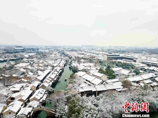 茫茫白雪之下的乌镇景色。乌镇景区 提供 雪落乌镇醉美江南 浙江千年古镇绽放别样精彩