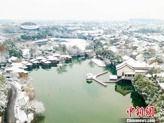 茫茫白雪之下的乌镇景色。 雪落乌镇醉美江南 浙江千年古镇绽放别样精彩