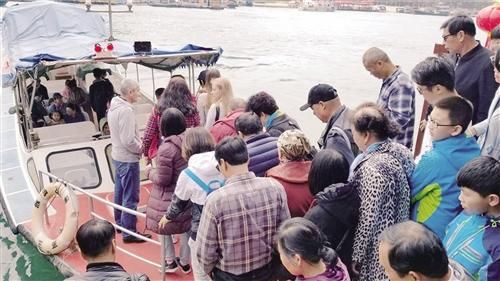 游客排队前往南湾猴岛景区。 本报记者 何 伟摄 三亚重典整治旅游秩序:宰客商家“一次性死亡”