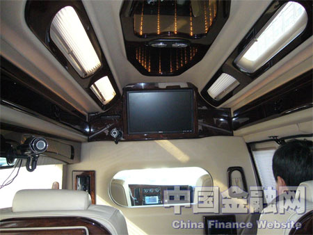 中国金融网全球首辆五星级直播车亮相两会_国