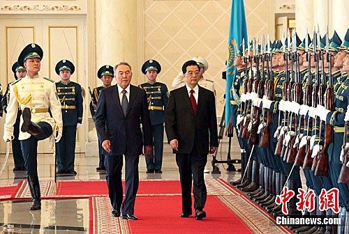 6��13�գ��й�������ϯ�������ڰ�˹����ͬ������˹̹��ͳ��������Ү����л�̸��ͼΪ��������Ү������ͳ��һ�����Ϊ�����ξ���¡�صĻ�ӭ��ʽ�������緢 ��˷ ��