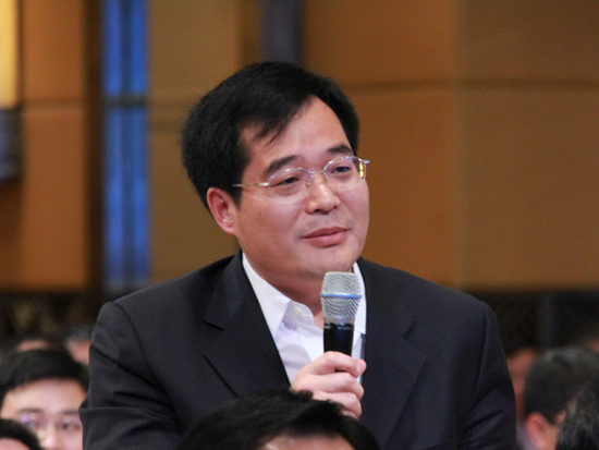 由中国信托业协会主办的“2010年中国信托业峰会”于2010年12月2日-3日在上海举行。图为现场听众提问。(来源：新浪财经 王霄摄)