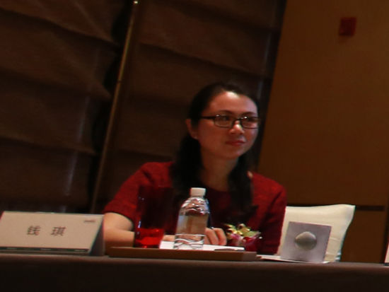 由《福布斯》中文版主办的2014“福布斯中国潜力企业投资论坛”及颁奖典礼于2014年3月26日在上海举行。图为《福布斯》中文版资深编辑钱琪主持“财税制度改革与中小企业创新环境”圆桌讨论。