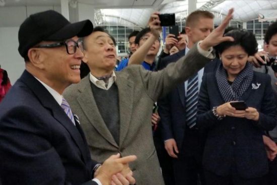 李嘉诚与赴以色列游学团合影 红颜知己陪伴(图