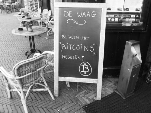 荷兰一家咖啡馆在门口摆出接受比特币交易的告示牌