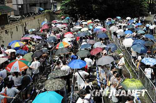 香港市民排队等候购买奥运纪念钞(图)