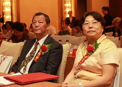 恒天财富董事长,总裁梁越女士与国务院参事室特约研究员,前国家统计局